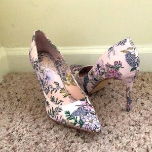 Guess baby pink heels with floral design. New!!!